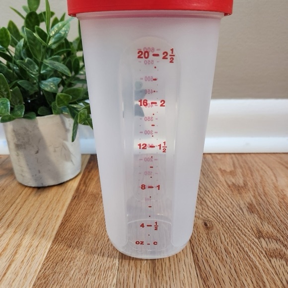 Tupperware Cup With Measurements And Lid - Picture 6 of 7